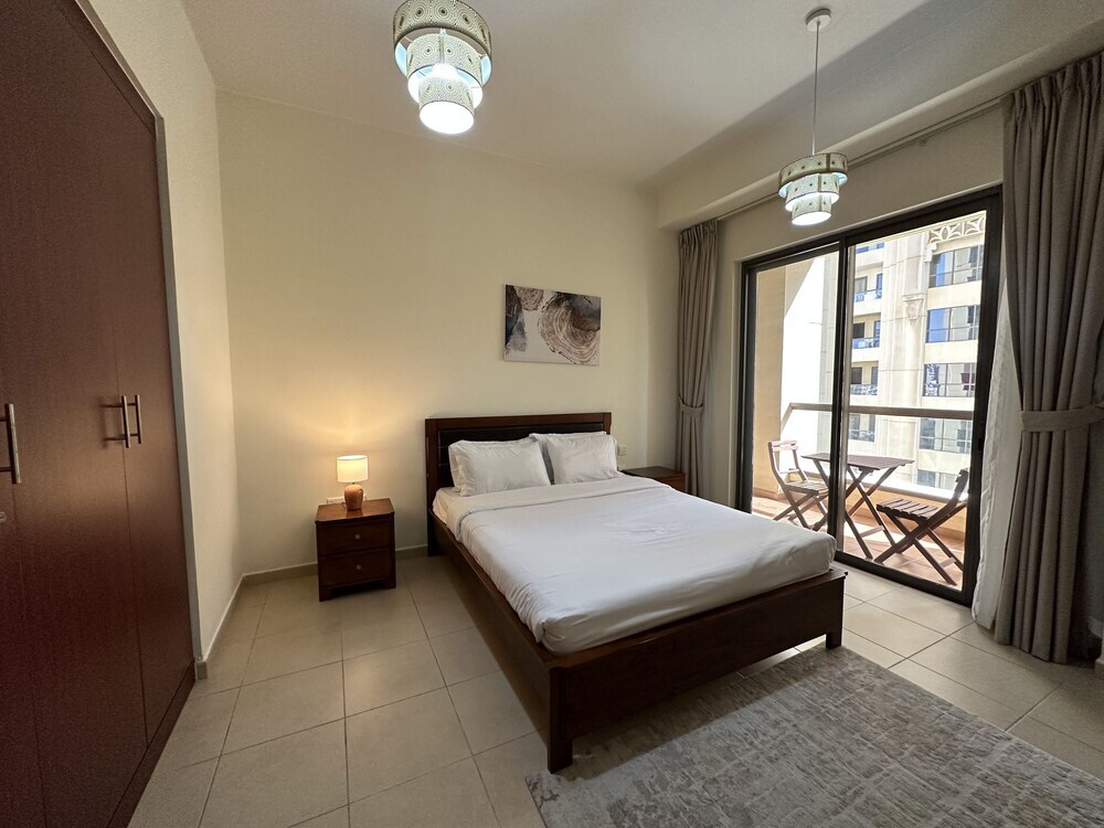 Дубай: Manzil - Cozy 2BR Apt in JBR with Sea Views