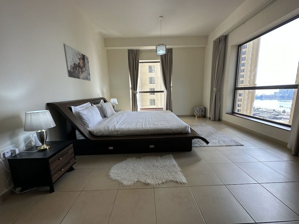 Дубай: Manzil - Cozy 2BR Apt in JBR with Sea Views