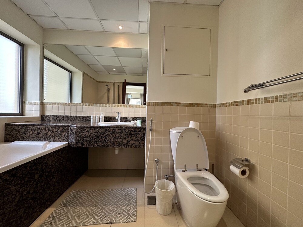 Дубай: Manzil - Cozy 2BR Apt in JBR with Sea Views