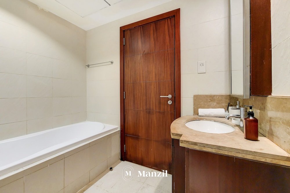 Дубай: Manzil -Cozy 1BR Apt w/ Downtown Skyline Burj View