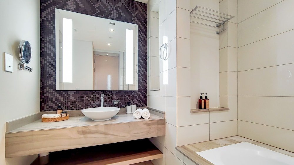 Дубай: Manzil - Cozy 1BR near Downtown with Swimming Pool