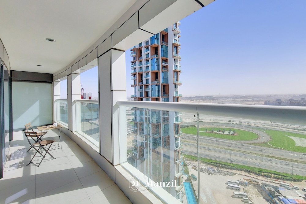 Дубай: Manzil - Cozy 1BR near Downtown with Swimming Pool