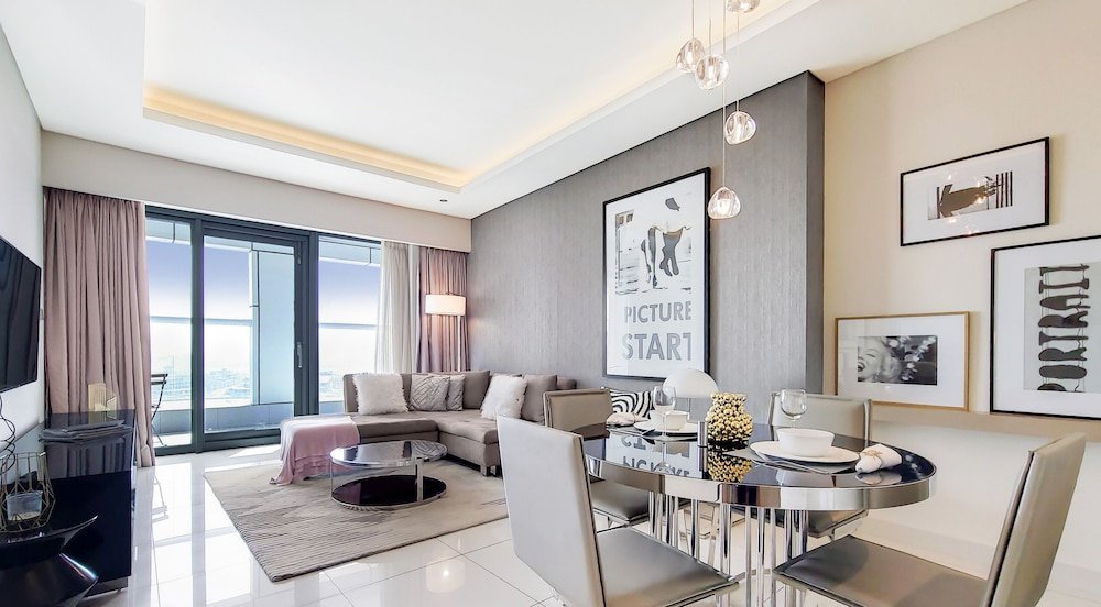 Дубай: Manzil - Cozy 1BR near Downtown with Swimming Pool