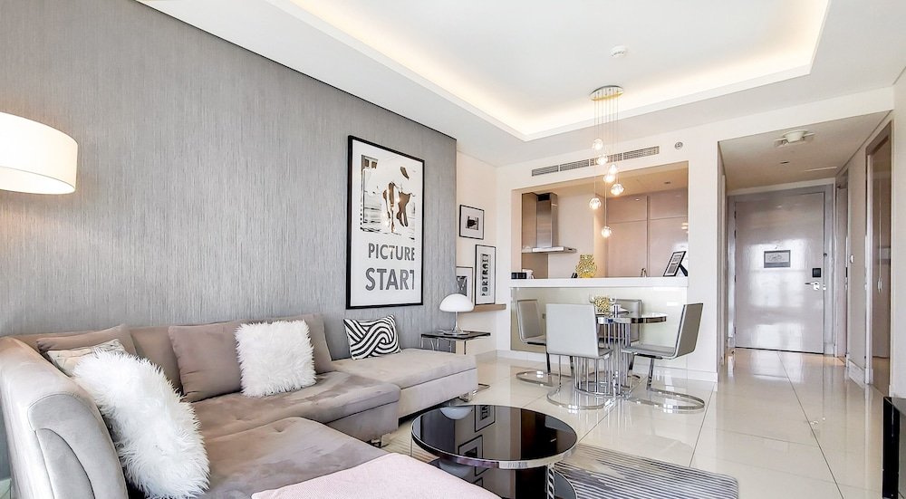 Дубай: Manzil - Cozy 1BR near Downtown with Swimming Pool