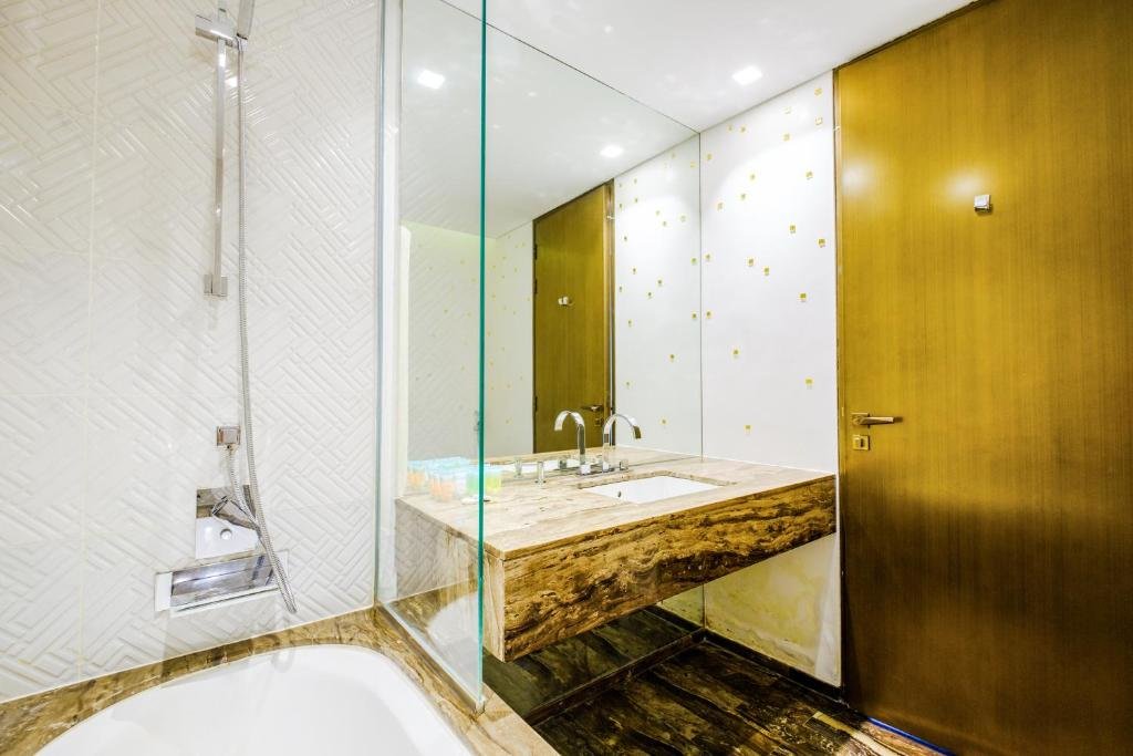 Дубай: LUX - Lavish Suite with Full Palm Jumeirah View 1