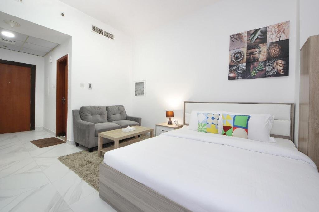 Signature Holiday Homes - Furnished Studio in Palace Tower 2, Silicon Oasis — фото 2