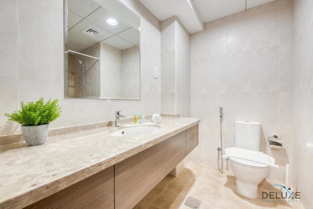Дубай: Sunny 1BR at Canal Residences West Dubai Sports City by Deluxe Holiday Homes