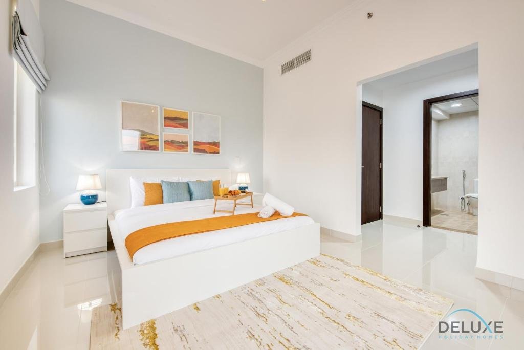 Дубай: Sunny 1BR at Canal Residences West Dubai Sports City by Deluxe Holiday Homes