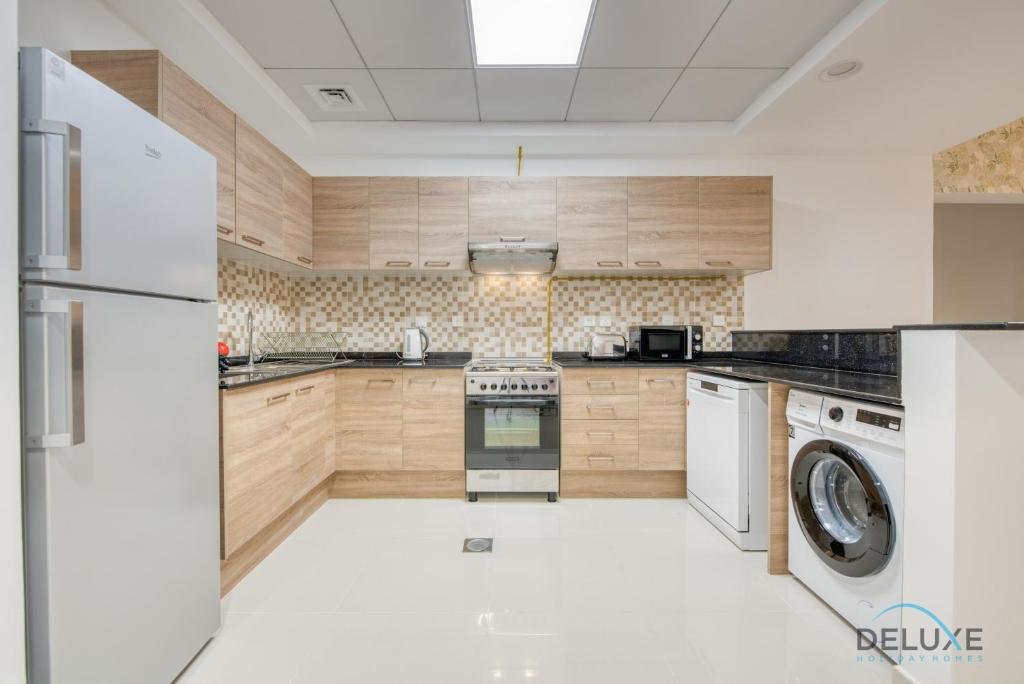 Дубай: Sunny 1BR at Canal Residences West Dubai Sports City by Deluxe Holiday Homes