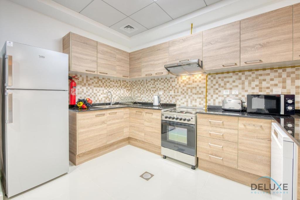 Дубай: Sunny 1BR at Canal Residences West Dubai Sports City by Deluxe Holiday Homes