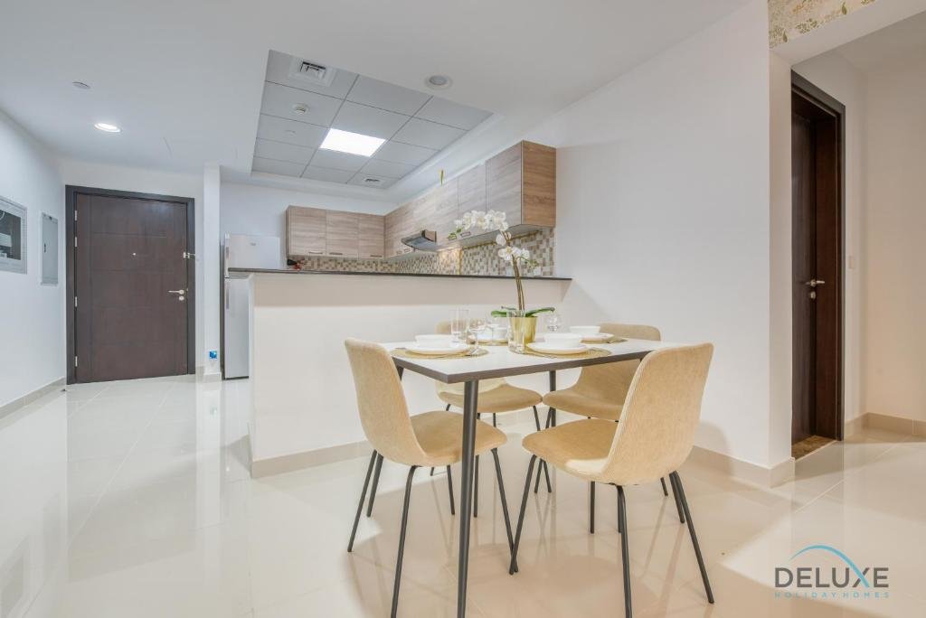 Дубай: Sunny 1BR at Canal Residences West Dubai Sports City by Deluxe Holiday Homes