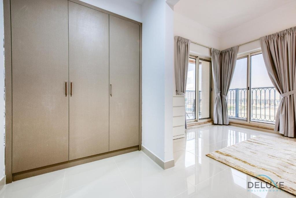 Дубай: Sunny 1BR at Canal Residences West Dubai Sports City by Deluxe Holiday Homes