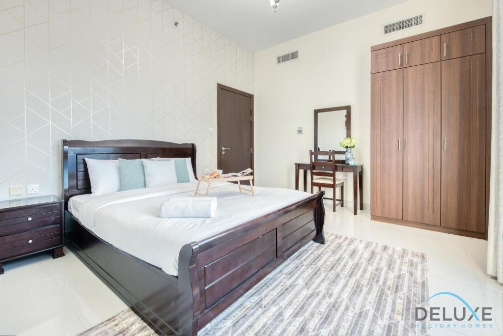 Дубай: Modern 2 BR Apartment at Elite Residences 7 Sports City by Deluxe Holiday Homes