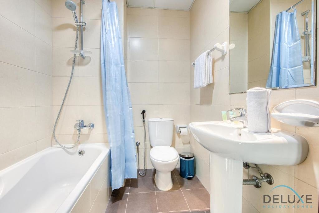Дубай: Modern 2 BR Apartment at Elite Residences 7 Sports City by Deluxe Holiday Homes