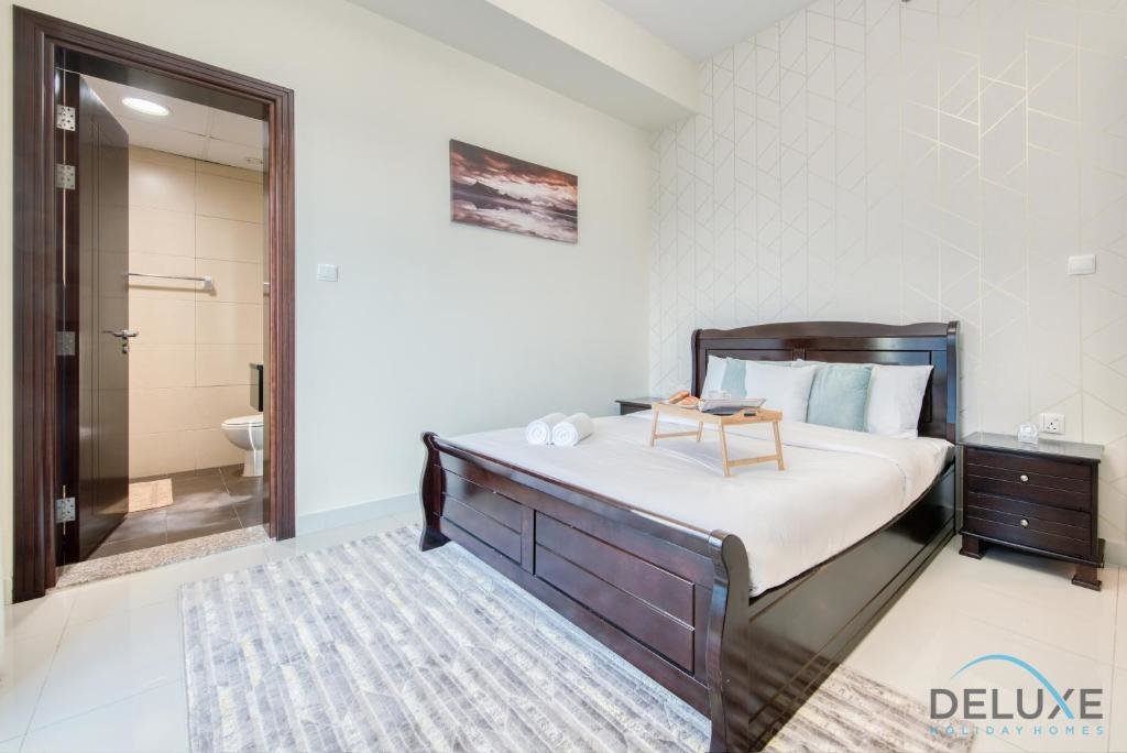 Дубай: Modern 2 BR Apartment at Elite Residences 7 Sports City by Deluxe Holiday Homes