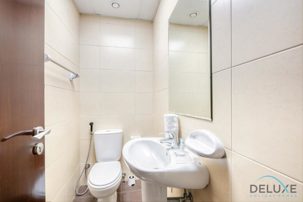 Дубай: Modern 2 BR Apartment at Elite Residences 7 Sports City by Deluxe Holiday Homes
