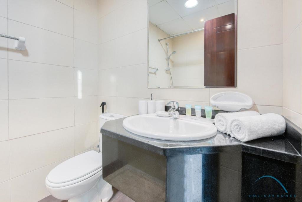 Дубай: Modern 2 BR Apartment at Elite Residences 7 Sports City by Deluxe Holiday Homes