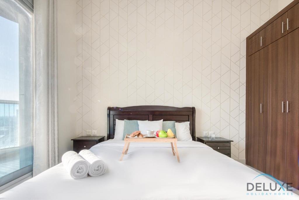 Дубай: Modern 2 BR Apartment at Elite Residences 7 Sports City by Deluxe Holiday Homes