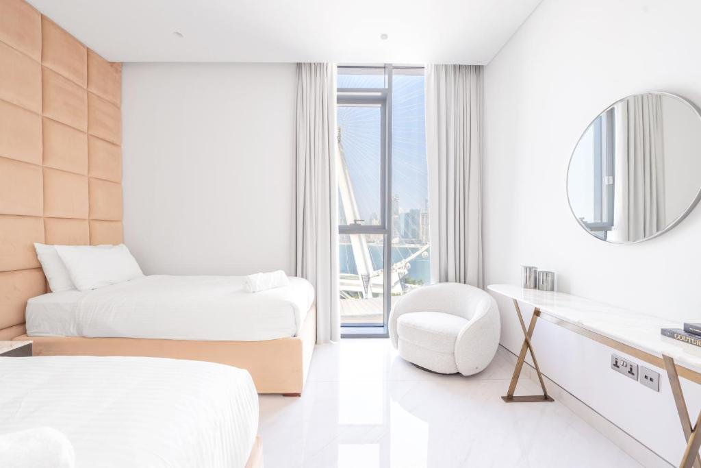 Дубай: Spectacular 3 BR condo with maids room facing the Dubai Eye