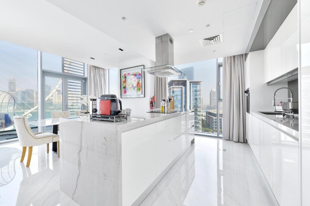 Дубай: Spectacular 3 BR condo with maids room facing the Dubai Eye