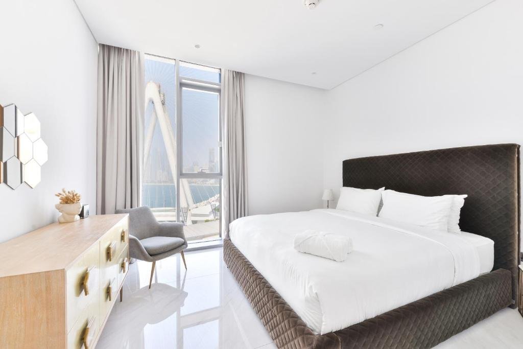 Дубай: Spectacular 3 BR condo with maids room facing the Dubai Eye