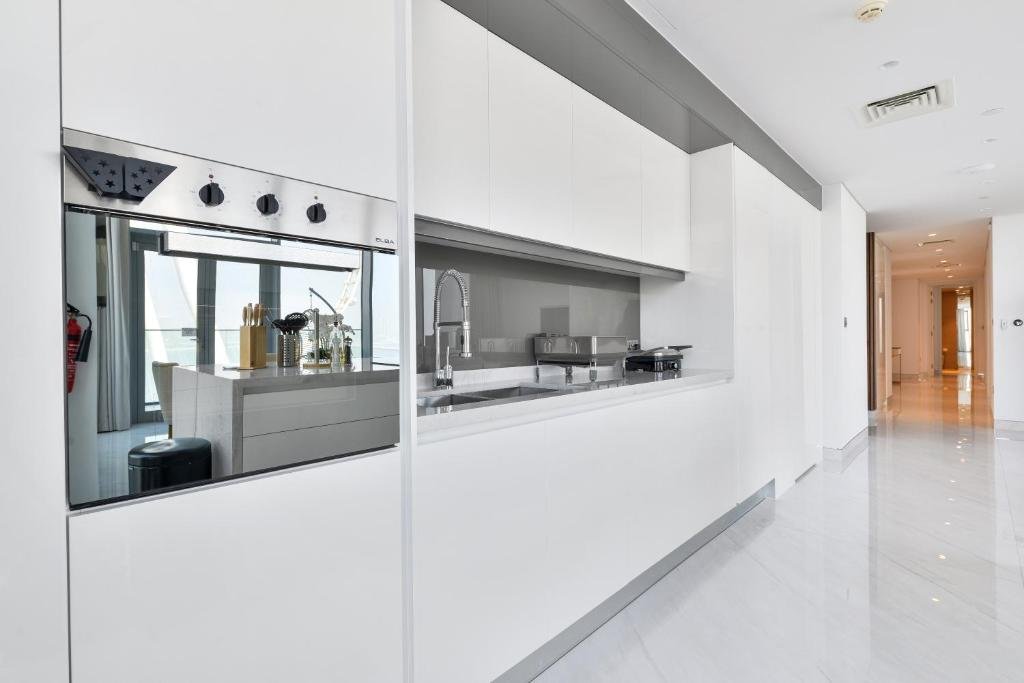 Дубай: Spectacular 3 BR condo with maids room facing the Dubai Eye