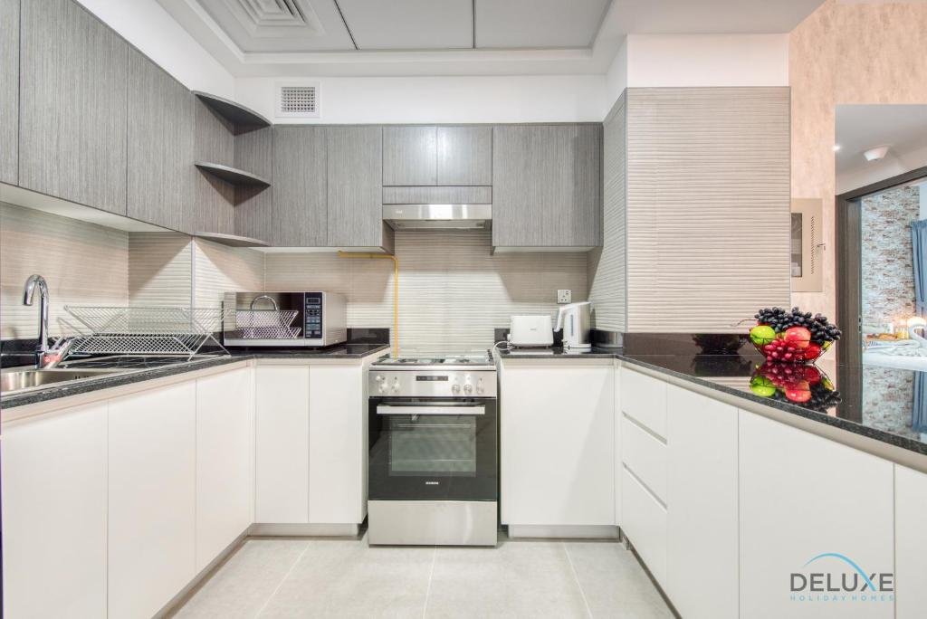 Дубай: Stylish 2BR in Bella Rose Al Barsha South by Deluxe Holiday Homes