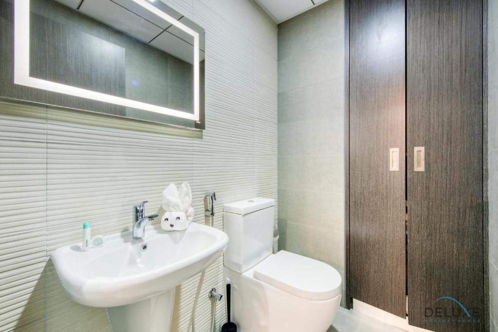 Дубай: Stylish 2BR in Bella Rose Al Barsha South by Deluxe Holiday Homes