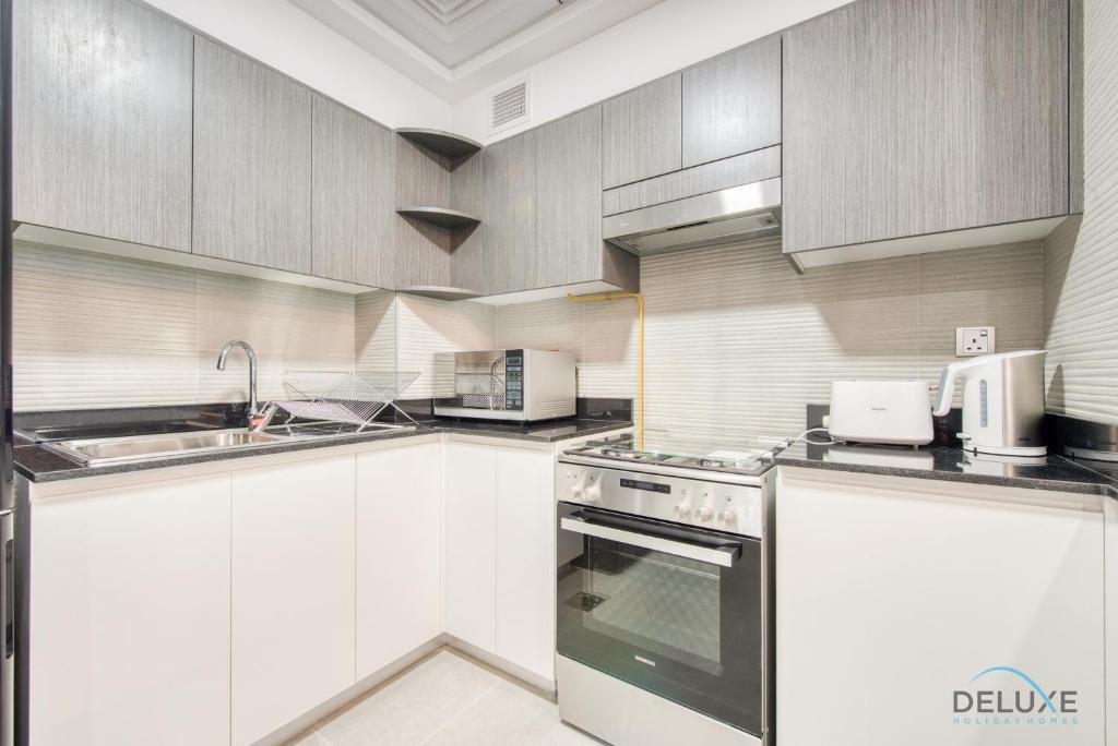 Дубай: Stylish 2BR in Bella Rose Al Barsha South by Deluxe Holiday Homes