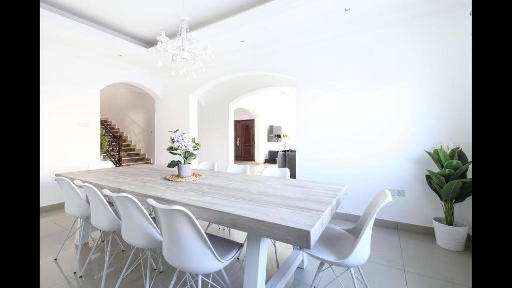 Дубай: Hometown Apartments - Incredible 4 Bedroom plus maidsroom Villa