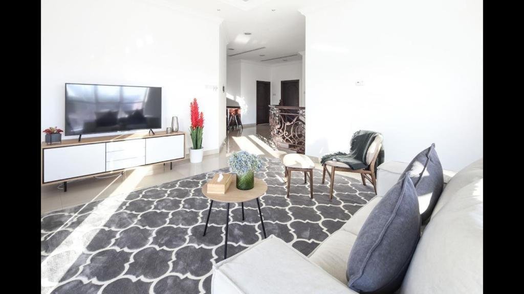 Дубай: Hometown Apartments - Incredible 4 Bedroom plus maidsroom Villa