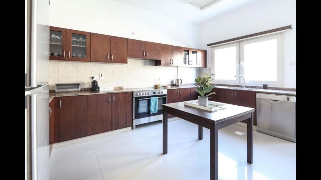 Дубай: Hometown Apartments - Incredible 4 Bedroom plus maidsroom Villa