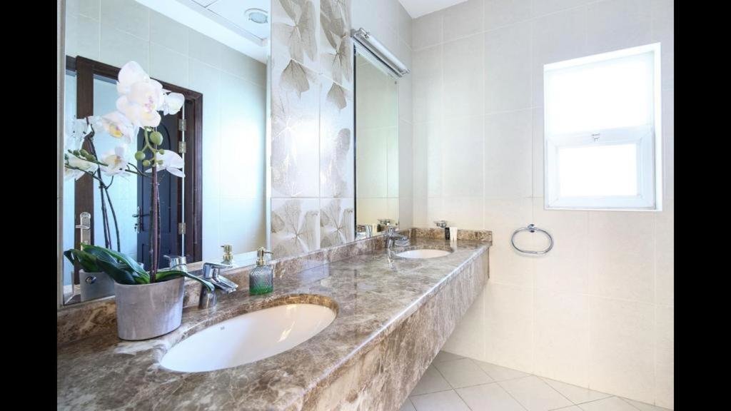 Дубай: Hometown Apartments - Incredible 4 Bedroom plus maidsroom Villa