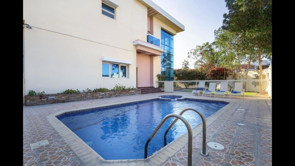 Дубай: Hometown Apartments - Incredible 4 Bedroom plus maidsroom Villa