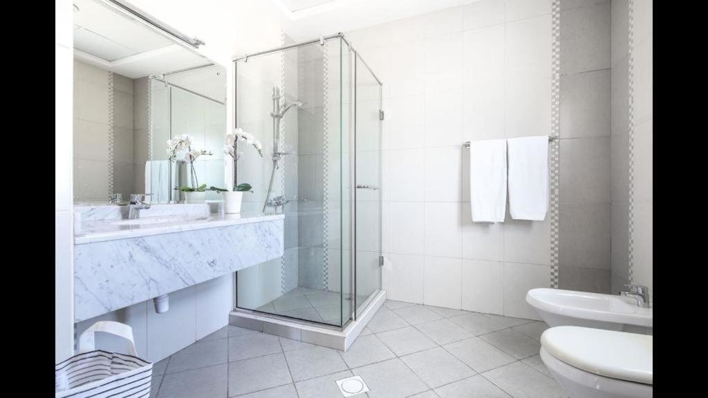 Дубай: Hometown Apartments - Incredible 4 Bedroom plus maidsroom Villa