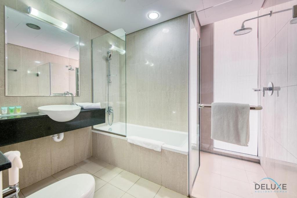 Дубай: Homely 1BR at The Matrix Dubai Sports City by Deluxe Holiday Homes