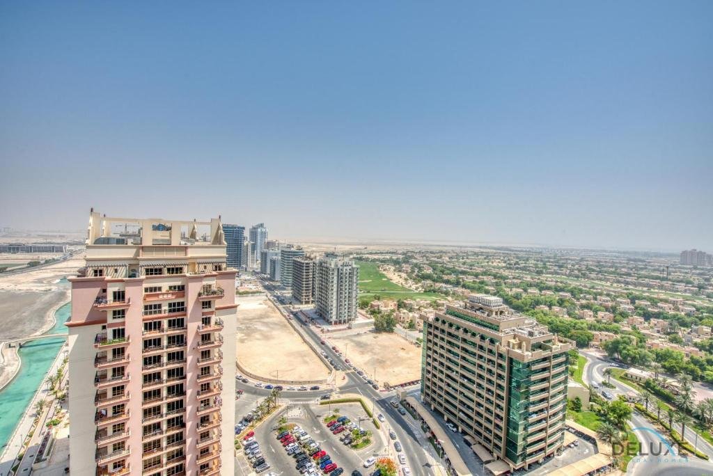 Дубай: Homely 1BR at The Matrix Dubai Sports City by Deluxe Holiday Homes
