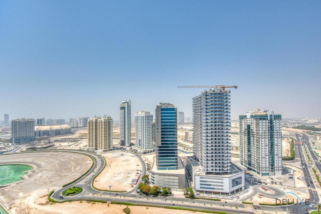 Дубай: Homely 1BR at The Matrix Dubai Sports City by Deluxe Holiday Homes