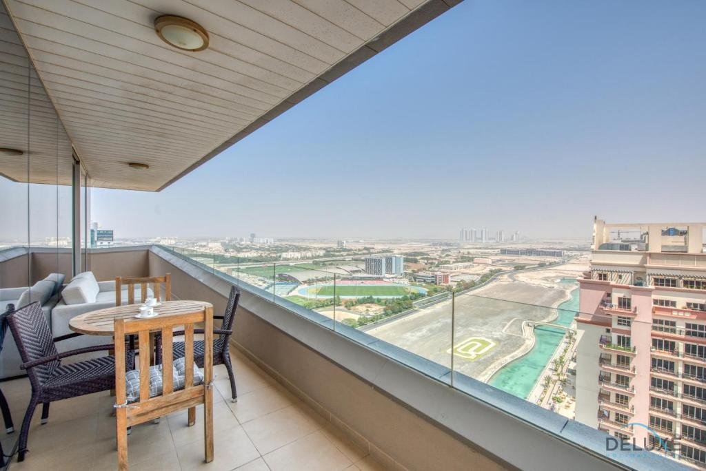 Дубай: Homely 1BR at The Matrix Dubai Sports City by Deluxe Holiday Homes