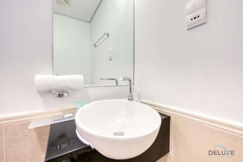 Дубай: Homely 1BR at The Matrix Dubai Sports City by Deluxe Holiday Homes