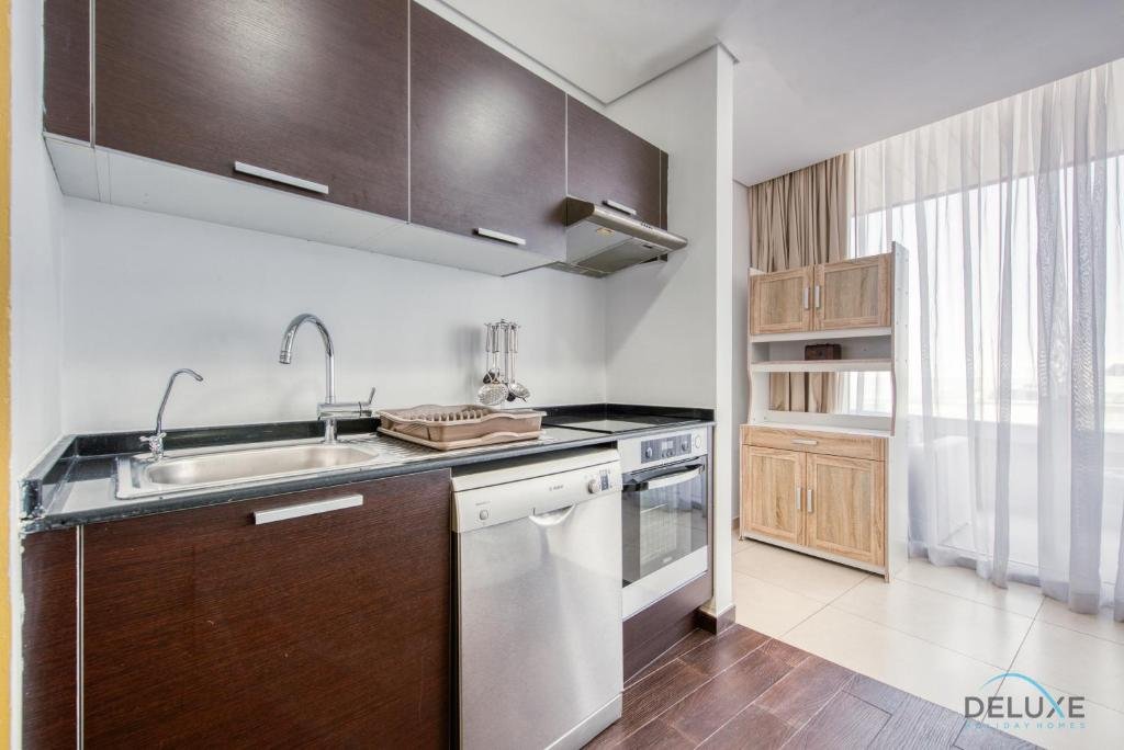 Дубай: Homely 1BR at The Matrix Dubai Sports City by Deluxe Holiday Homes