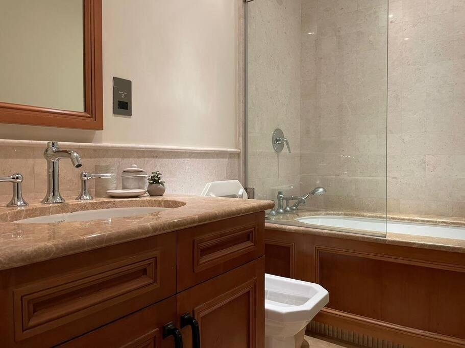 Абу-Даби: Cheerful 4-bedroom Villa With Shared Pool