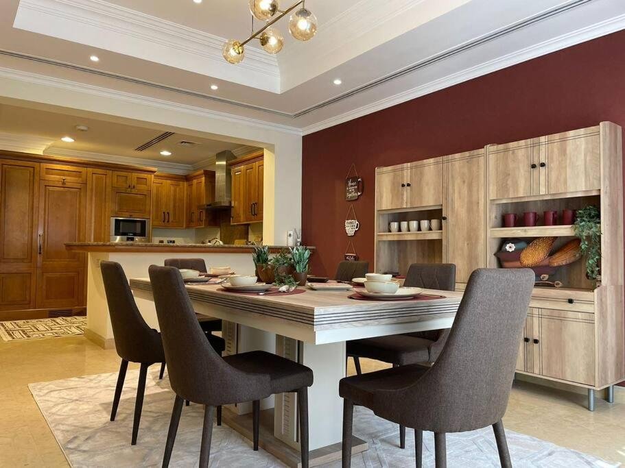Абу-Даби: Cheerful 4-bedroom Villa With Shared Pool