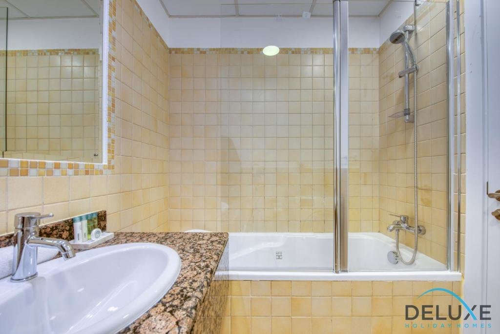Дубай: Serene 2BR Apartment at Rimal 1 by Deluxe Holiday Homes