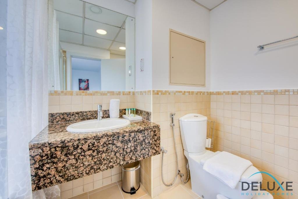 Дубай: Serene 2BR Apartment at Rimal 1 by Deluxe Holiday Homes