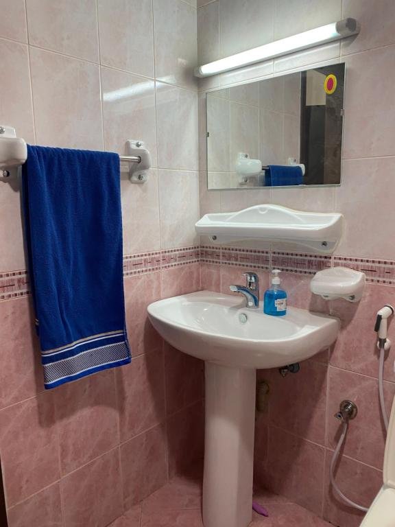 Sharjah Homestay not hotel Master Bedroom with attached private washroom in furnished 2 BHK flat — фото 5