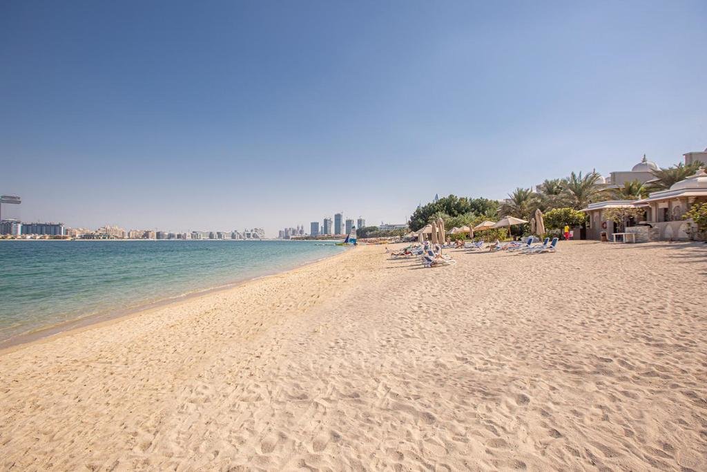 Дубай: TAJ 5* Palm Jumeirah apartment with beach access