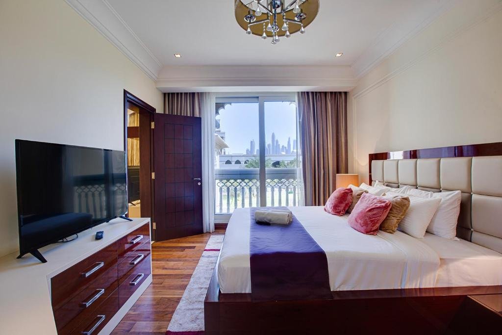 Дубай: TAJ 5* Palm Jumeirah apartment with beach access