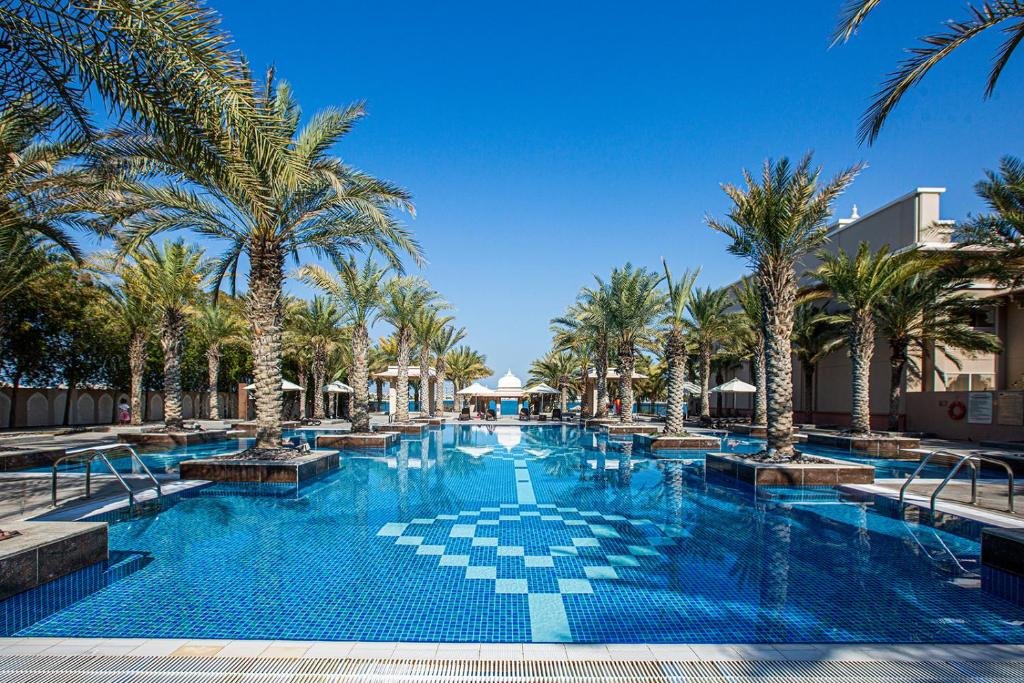 Дубай: TAJ 5* Palm Jumeirah apartment with beach access