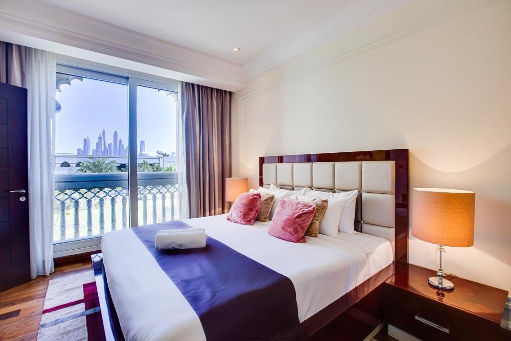 Дубай: TAJ 5* Palm Jumeirah apartment with beach access